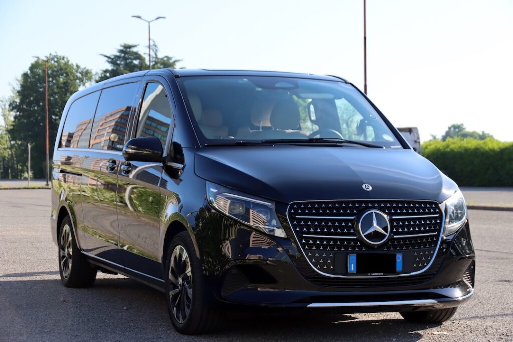 Mercedes V250 nera NCC Smart Class Autonoleggio Monza Brianza