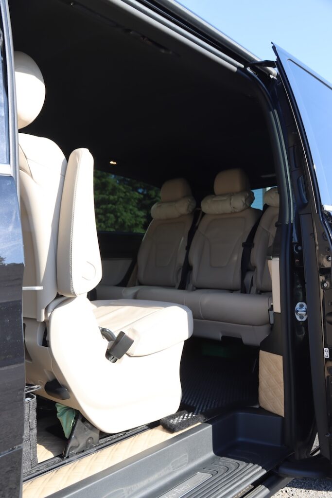 Interni Mercedes V Class NCC Smart Class — porta scorrevole aperta Brianza