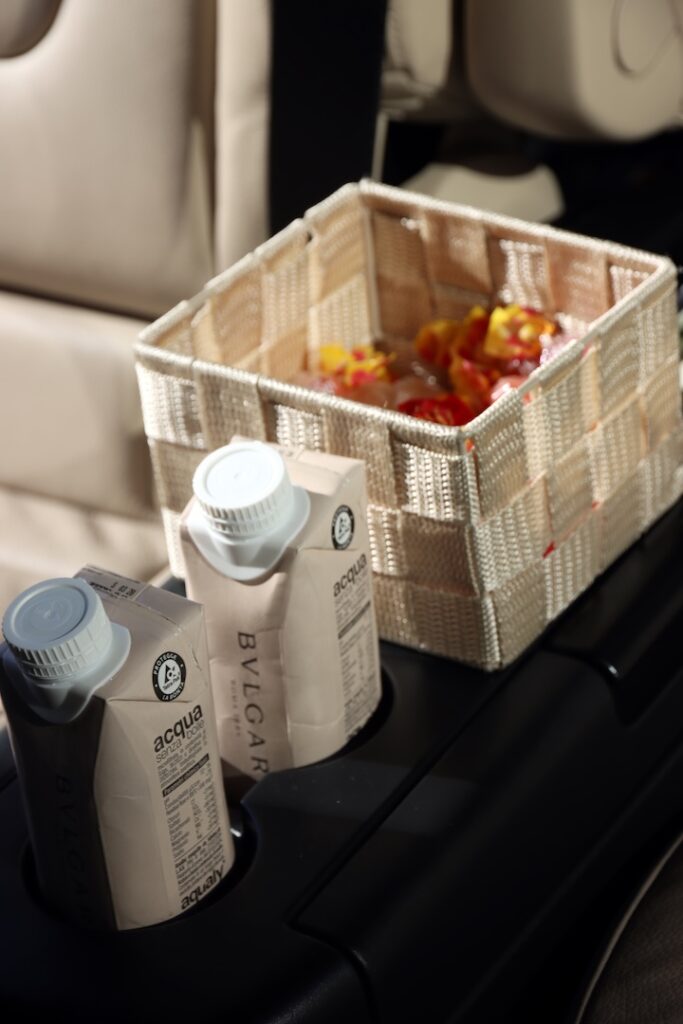 Amenities a bordo Smart Class NCC — acqua Bulgari e cestino snack